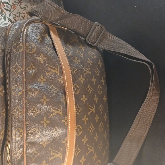 AUTHENTIC LOUIS VUITTON MONOGRAM DOUBLE COMARTMENT TRAVEL BAG. - Picture 10 of 16